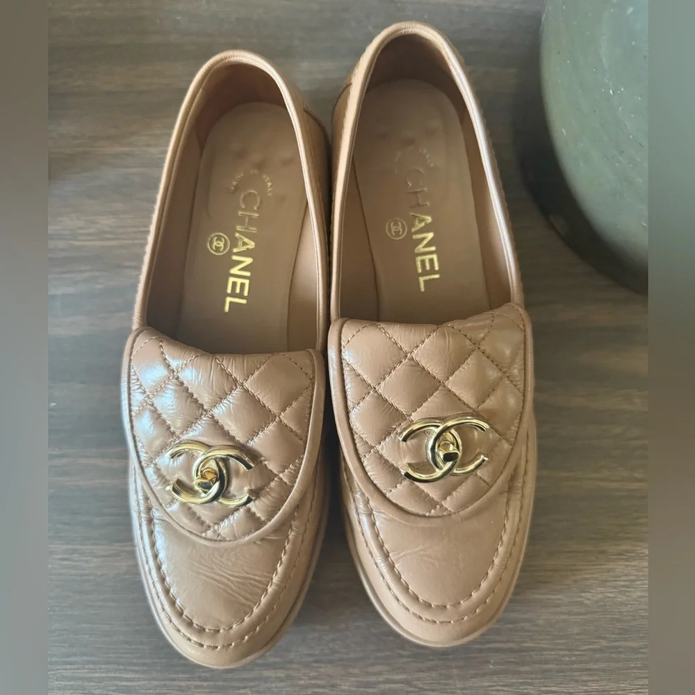 CHANEL Crumpled Lambskin Quilted CC Turnlock Moccasins in Beige 37 - Picture 2 of 4